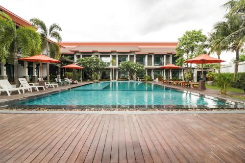 七岩P' Private Resort Cha Am的大楼前的游泳池