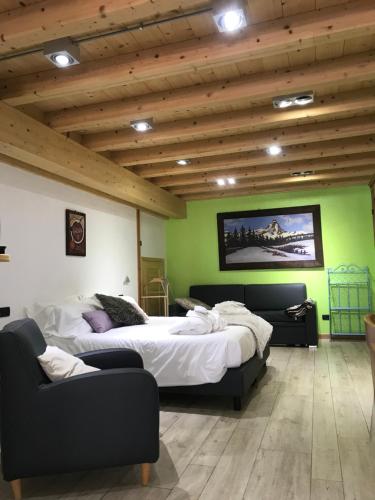托尔诺B&B Balançon Mountain Lodge的绿墙客房的两张床