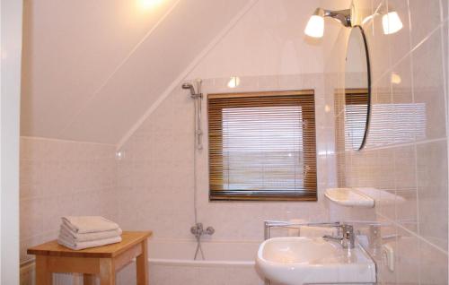 斯塔福伦Awesome Home In Stavoren With Wifi的白色的浴室设有水槽和浴缸。