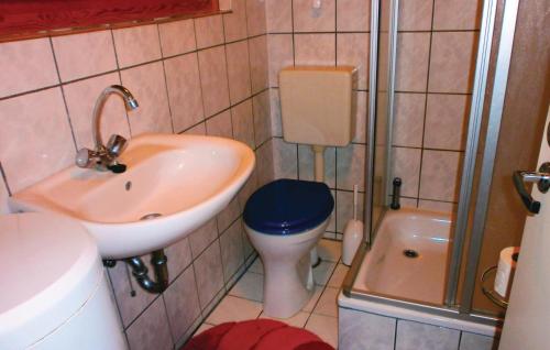 瓦尔内明德Beautiful Home In Hohe Dne With Kitchen的一间带水槽和卫生间的小浴室
