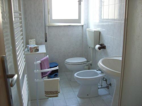 维亚雷焦伊尔米尔托酒店的一间带卫生间和水槽的小浴室