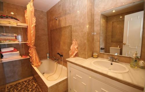 卡拉德米哈斯Cozy Apartment In Calahonda With Wifi的带浴缸、水槽和浴缸的浴室