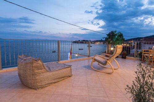 卡托加兹阿Gatzeas Blue的阳台配有两把椅子,享有水景