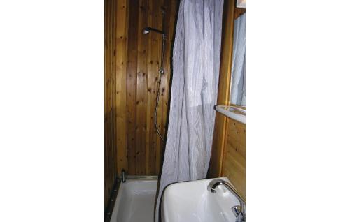 巴里斯川3 Bedroom Amazing Home In Balestrand的浴室配有卫生间、盥洗盆和淋浴。