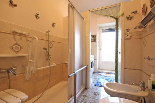 基亚拉蒙泰-古尔菲Dimora Vera的带淋浴和盥洗盆的浴室