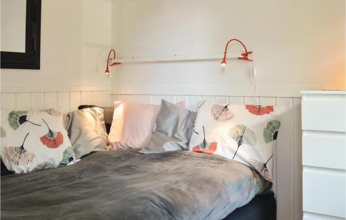 斯特兰奈斯Lovely Home In Strngns With Kitchen的卧室内的一张带枕头的床