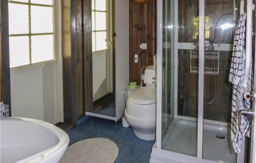 斯特兰奈斯Lovely Home In Strngns With Kitchen的浴室配有卫生间、淋浴和浴缸。