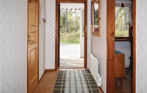 瓦尔德马什维克Beautiful Home In Valdemarsvik With Kitchen的走廊上设有一扇带地毯的开放式门
