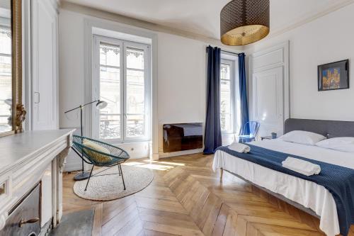 里昂NOCNOC - L'Escapade的一间卧室配有一张床和一把椅子
