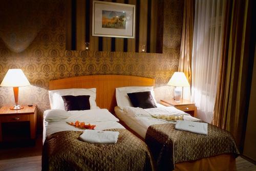 乔左维尔考普尔斯基MCM普拉斯酒店的酒店客房设有两张床和两盏灯。