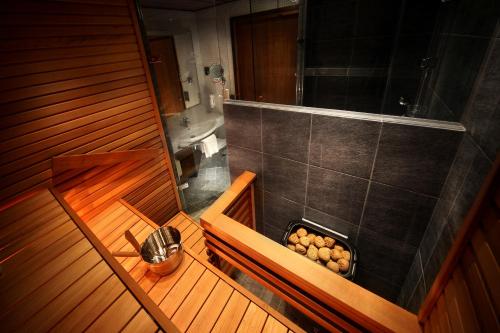 列维温泉酒店的一间浴室