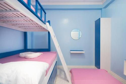 长滩岛巴马布兹豪兹酒店的一间卧室配有带梯子的双层床