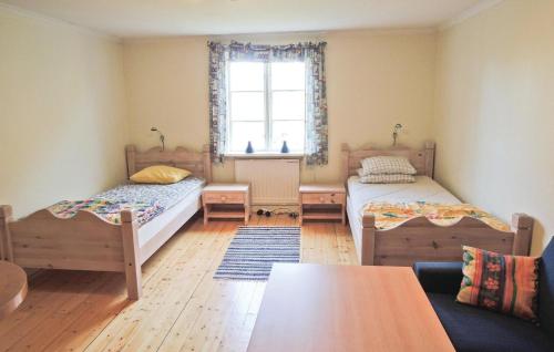 Bodafors斯卡福塔萨弗沃度假屋的一间卧室设有两张床和窗户。