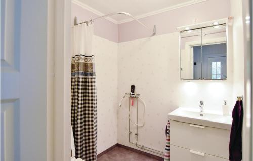 ÄlgaråsLovely Home In lgars With Kitchen的浴室配有淋浴帘和盥洗盆。