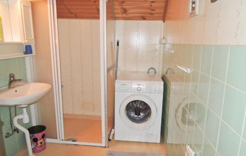 乌拉勒德2 Bedroom Beautiful Apartment In Ullared的小型浴室设有洗衣机和水槽。