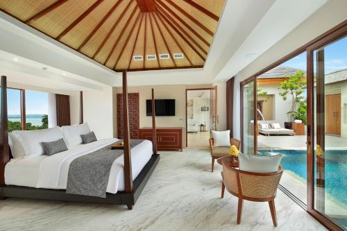 勒吉安Royal Suites at The Bandha的一间卧室设有一张床和一个游泳池