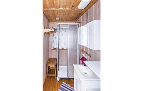 厄于斯特瑟Stunning Home In Steinst With Wifi的带淋浴和盥洗盆的小浴室