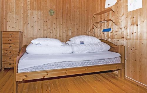 厄于斯特瑟Stunning Home In Steinst With Wifi的木质客房的一张床位,配有白色枕头