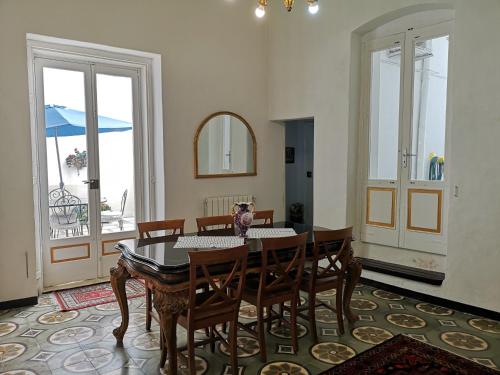 莫诺波利B&B Palazzo Antonelli的一间带桌椅和窗户的用餐室