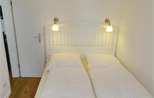 维斯马2 Bedroom Awesome Apartment In Wismar的一间小卧室,配有白色床单