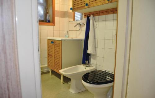 GrythyttanCozy Home In Grythyttan With Kitchen的一间带卫生间和水槽的小浴室