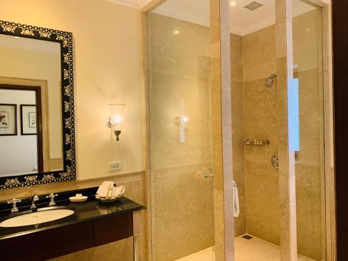 新德里梅顿酒店的一间浴室