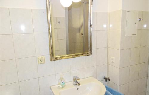 维斯马2 Bedroom Awesome Apartment In Wismar的白色的浴室设有水槽和镜子