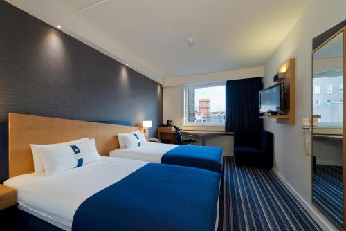 安特卫普安特卫普市北智选假日酒店的酒店客房设有一张大床和一台电视。