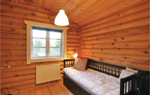 GnosjöNice Home In Gnosj With Sauna的小木屋,窗户上设有长凳