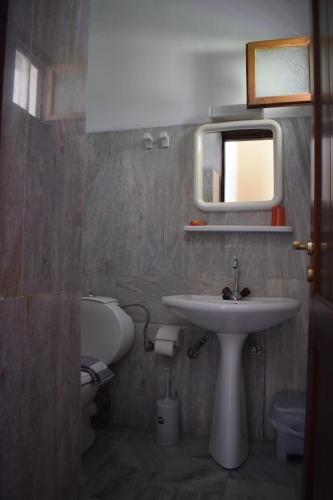 圣加利尼波尔图夹利尼酒店的一间带水槽和镜子的浴室