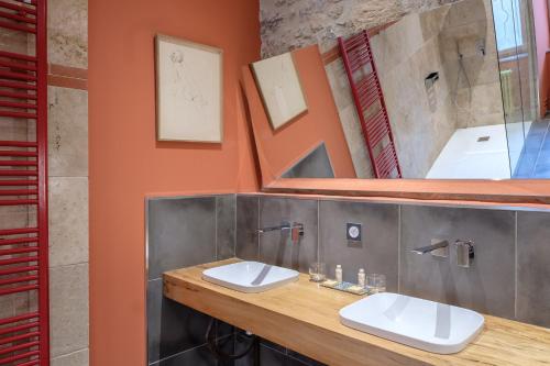Caunes-MinervoisHôtel Restaurant d'Alibert的浴室设有2个水槽和镜子