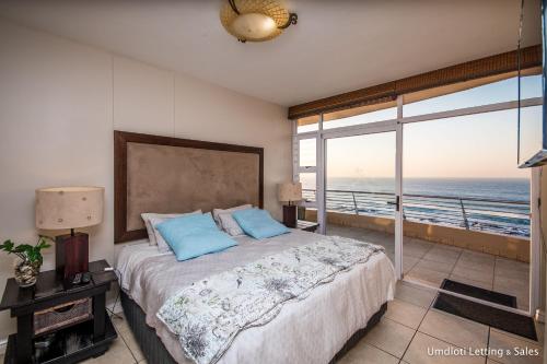 乌姆德洛蒂Sugar Beach 2B的一间卧室设有一张床,享有海景