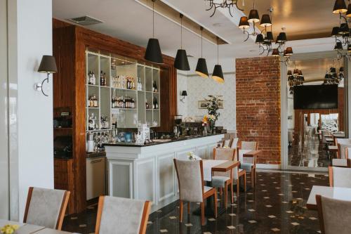 谢德尔采卡米尼卡酒店的餐厅设有酒吧和桌椅