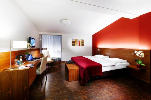 慕尼黑科尼格斯坦酒店的酒店客房配有一张床、一张书桌和一台电脑