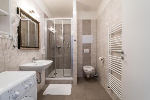 捷克布杰约维采市中心我的公寓的带淋浴、盥洗盆和卫生间的浴室