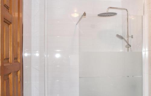 罗哈莱斯1 Bedroom Gorgeous Apartment In Rojales的玻璃门淋浴和淋浴头