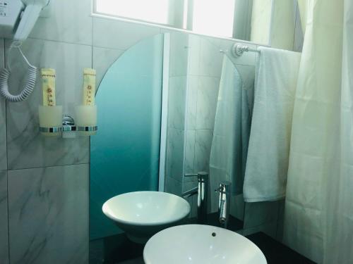 阿鲁沙绿山酒店 的一间带水槽、卫生间和淋浴的浴室