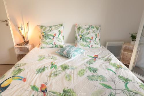 布科·莱斯白老城Natsuocean的一间卧室,床上有鸟儿床