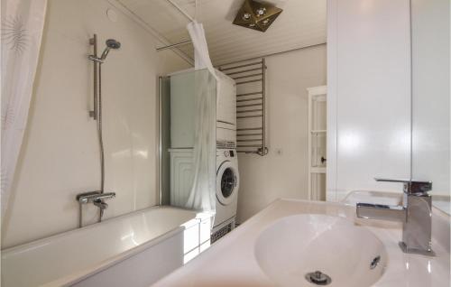 SollebrunnGorgeous Home In Sollebrunn With Wifi的白色的浴室设有水槽和洗衣机。
