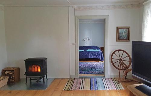 BroddetorpAwesome Home In Falkping With Kitchen的客房设有带一张床和壁炉的卧室