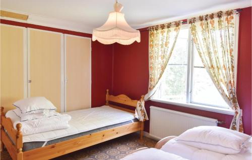 MunkforsStunning Home In Munkfors With Wifi的一间卧室设有两张床和窗户。