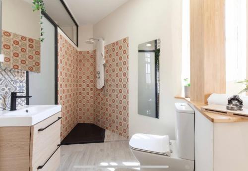 阿尔么丽亚Boutike Wellness Centro Almería的浴室配有白色水槽和卫生间。