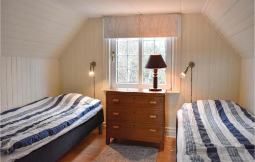 赫尔湾2 Bedroom Gorgeous Home In Hllviken的一间卧室设有两张床、一个梳妆台和窗户。