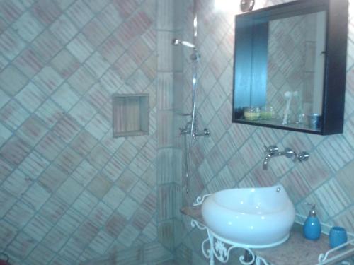 维拉多比斯坡Barranco do Zambujeiro的一间带水槽和镜子的浴室