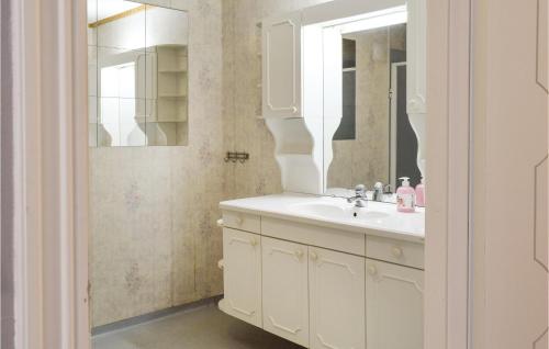 DirdalAmazing Home In Dirdal With Kitchen的白色的浴室设有水槽和镜子