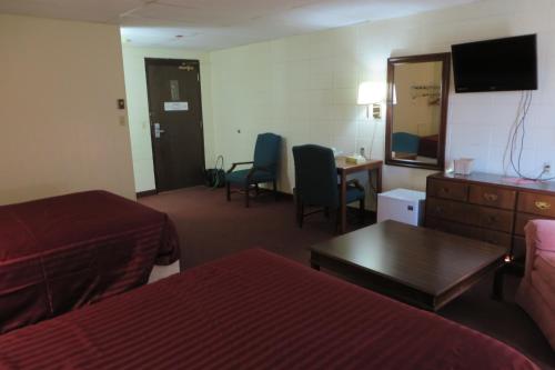 法戈法戈大酒店的酒店客房设有一间带两张床和一张书桌的卧室