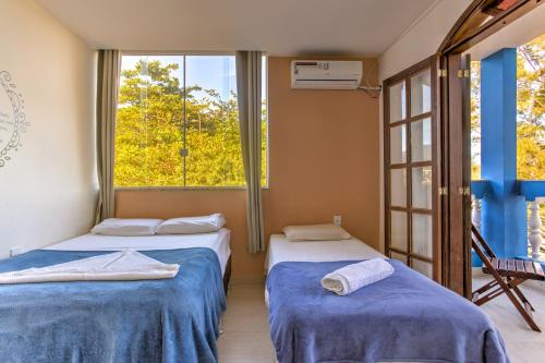 里约热内卢蒂茹卡巴拉旅馆的带窗户的客房内的两张床