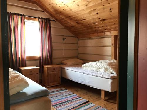 霍夫灵恩Fagerli Fjellgård的小屋内的小房间,配有一张床