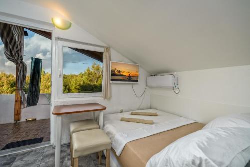 维尔Apartments Marko的小房间设有两张床和窗户