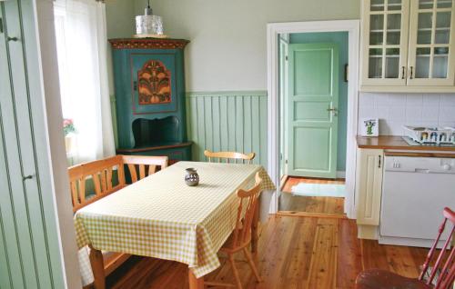 松德比Awesome Home In Eskilstuna With 2 Bedrooms And Wifi的厨房配有桌子和桌椅